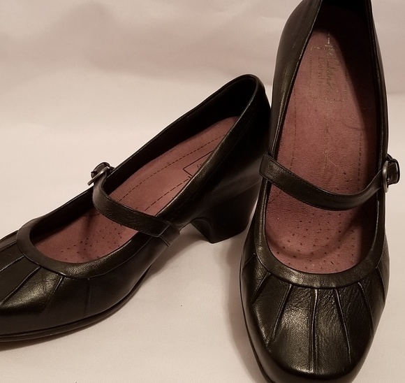 Clarks Shoes - Womens Clark's Mary Jane Black shoes. Size 8.5 W